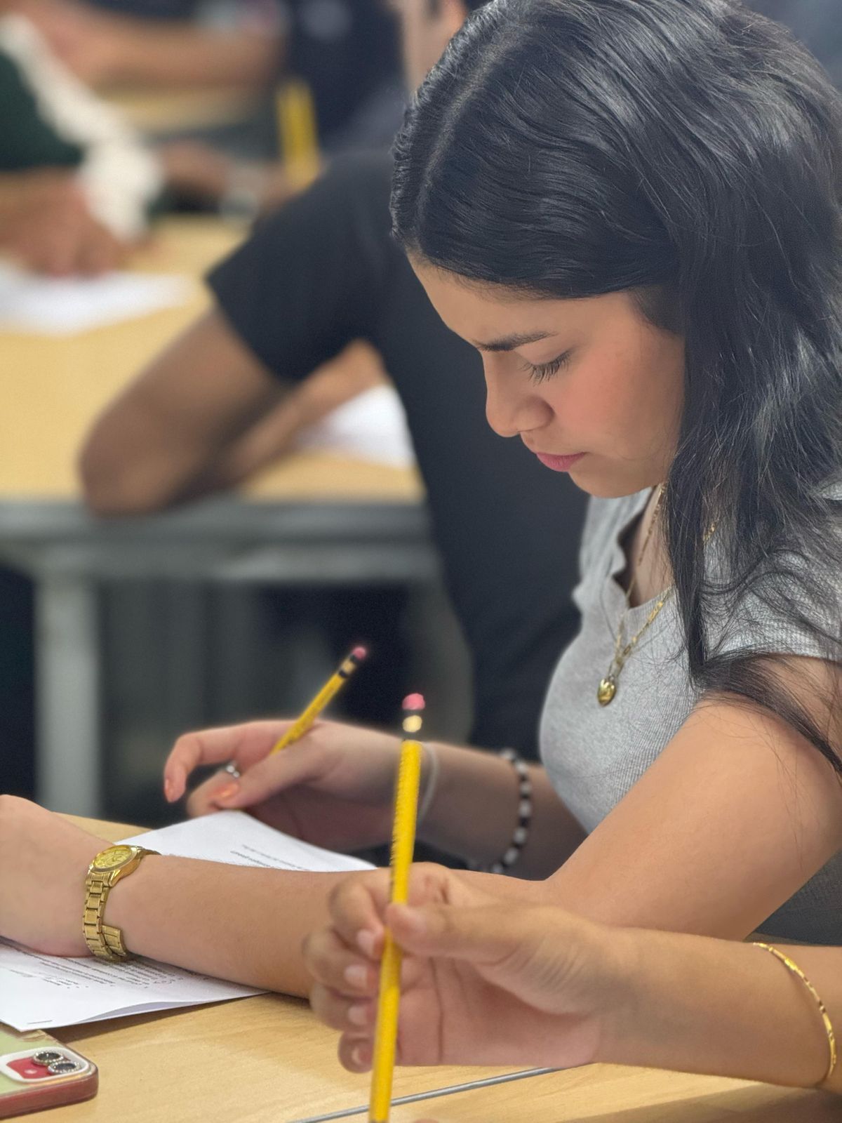 Chica de la fundación pensando