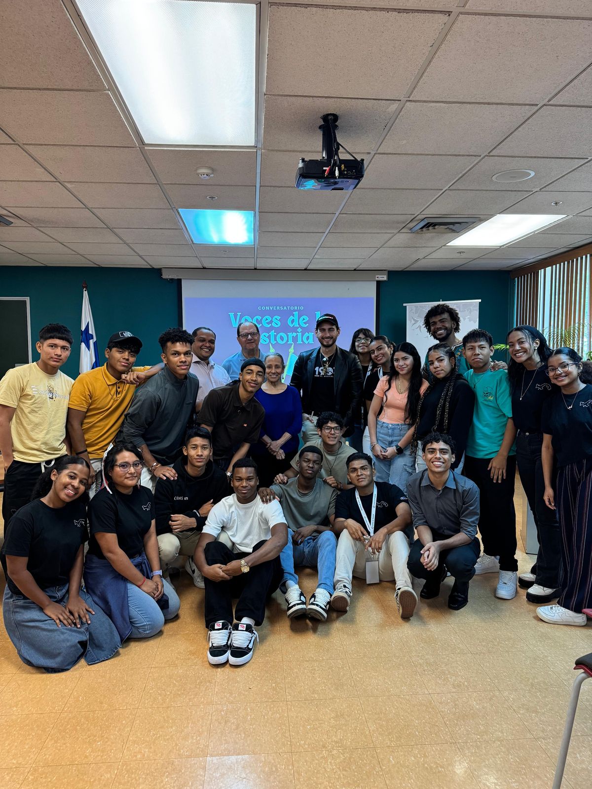 Conversatorio con imagenes influyentes en la historia de Panamá y jovenes