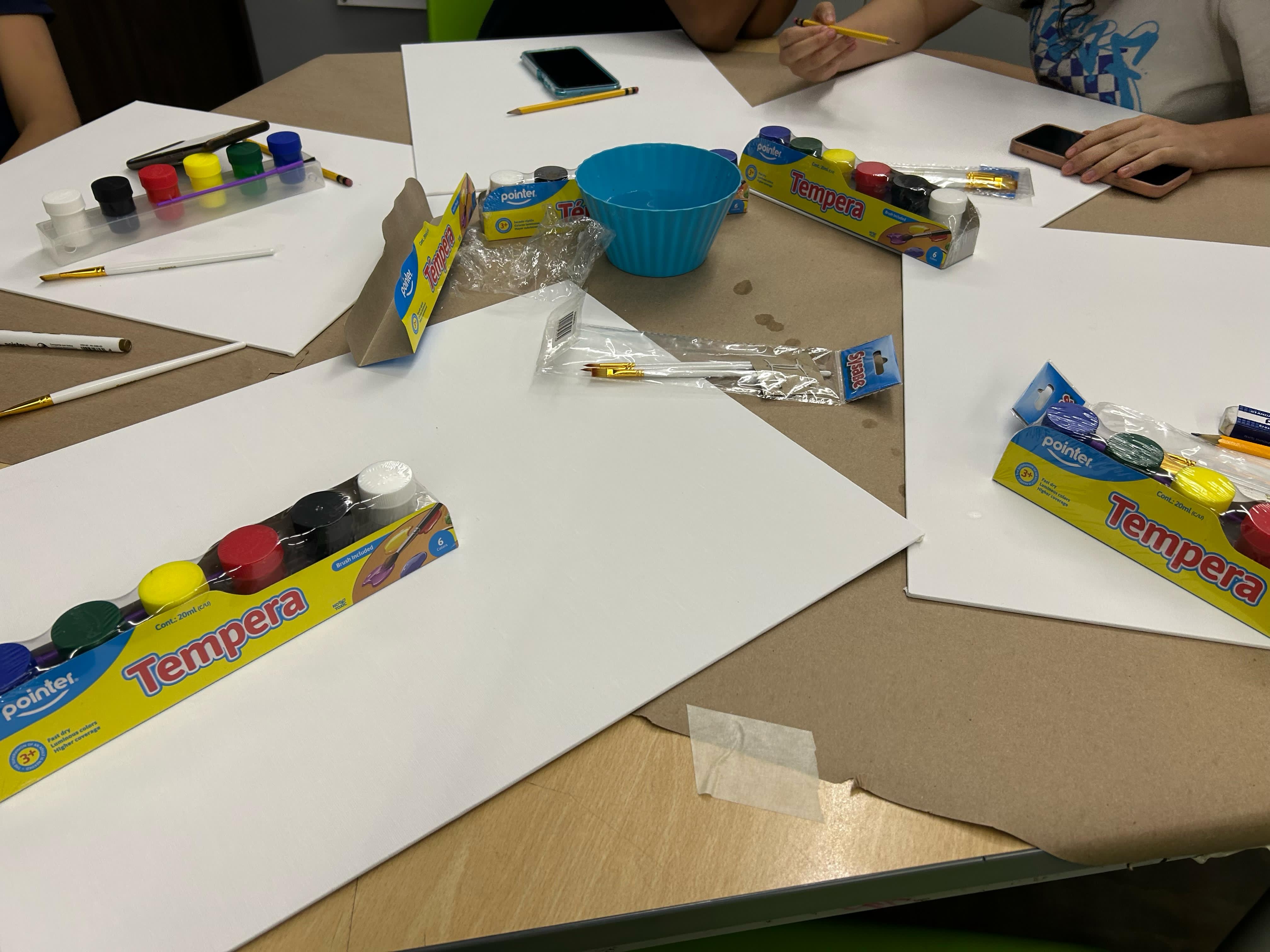 Chica pintando para la exposición en el MAC.